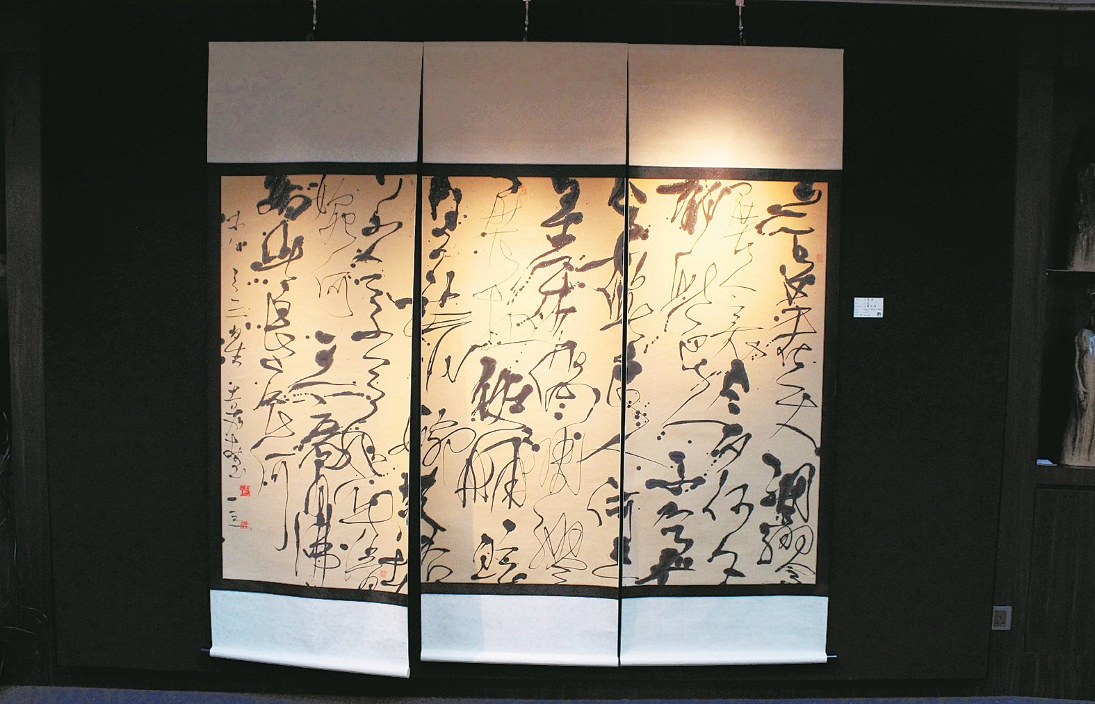 除了展出《辋川集》的40幅作品外，品味斋也展出王嘉堃早期以拼条方式呈现的书法画作。