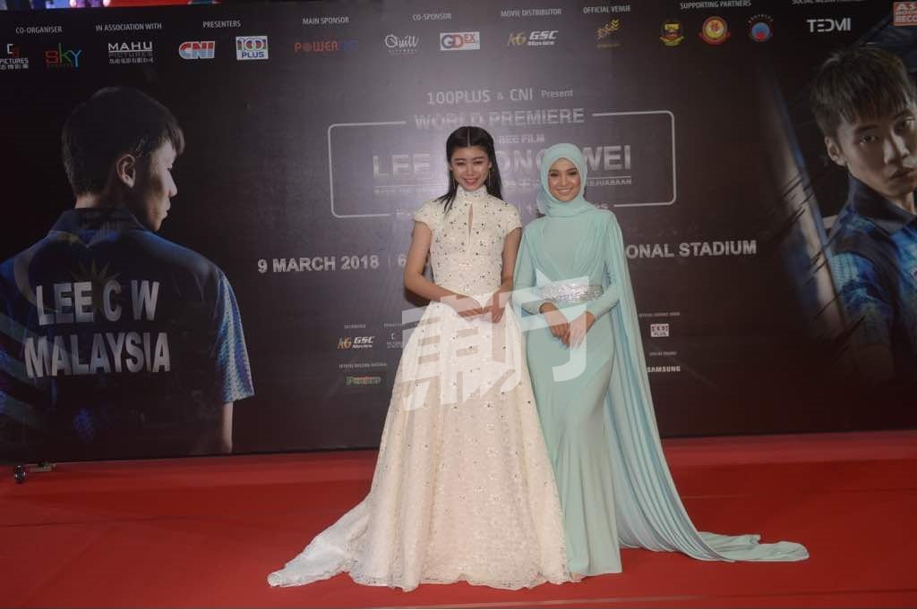 本地电音女新人蔡恩雨和马来歌手Nabila Razali接著上场演唱电影曲《Cahaya Juara》（逐光）。