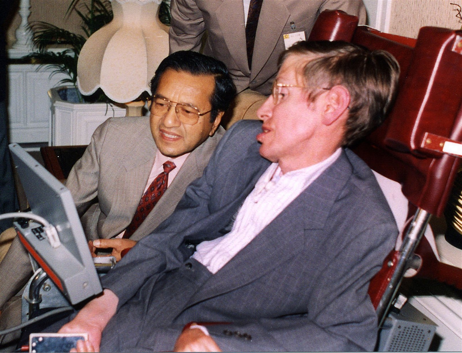 霍金在1994年来马演说期间，曾与时任首相敦马哈迪（左）会面交流。