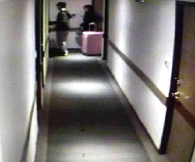 闭路电视画面显示，香港情侣一起入住旅店房间。
