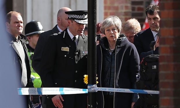 英国首相特丽莎（右2）走访前俄间谍遭毒杀的案发地点。