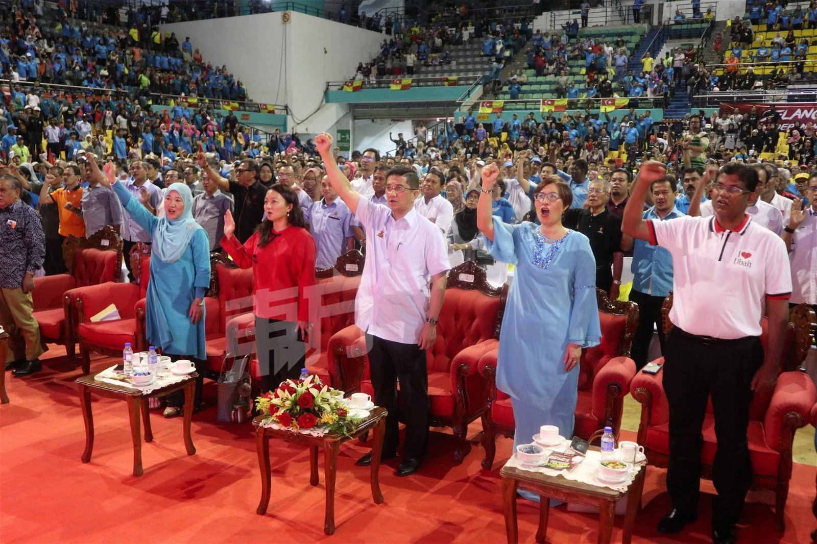 阿兹敏阿里（前排左3）与雪州政府领袖举手宣示，誓言为雪州的未来努力。前排左起为达罗雅、杨巧双、黄洁冰和甘纳巴迪劳。（摄影：伍信隆）