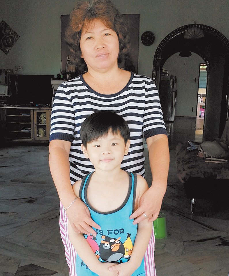 居民庄亚香和其孙子自去年感染骨痛热症后，至今心有余悸。
