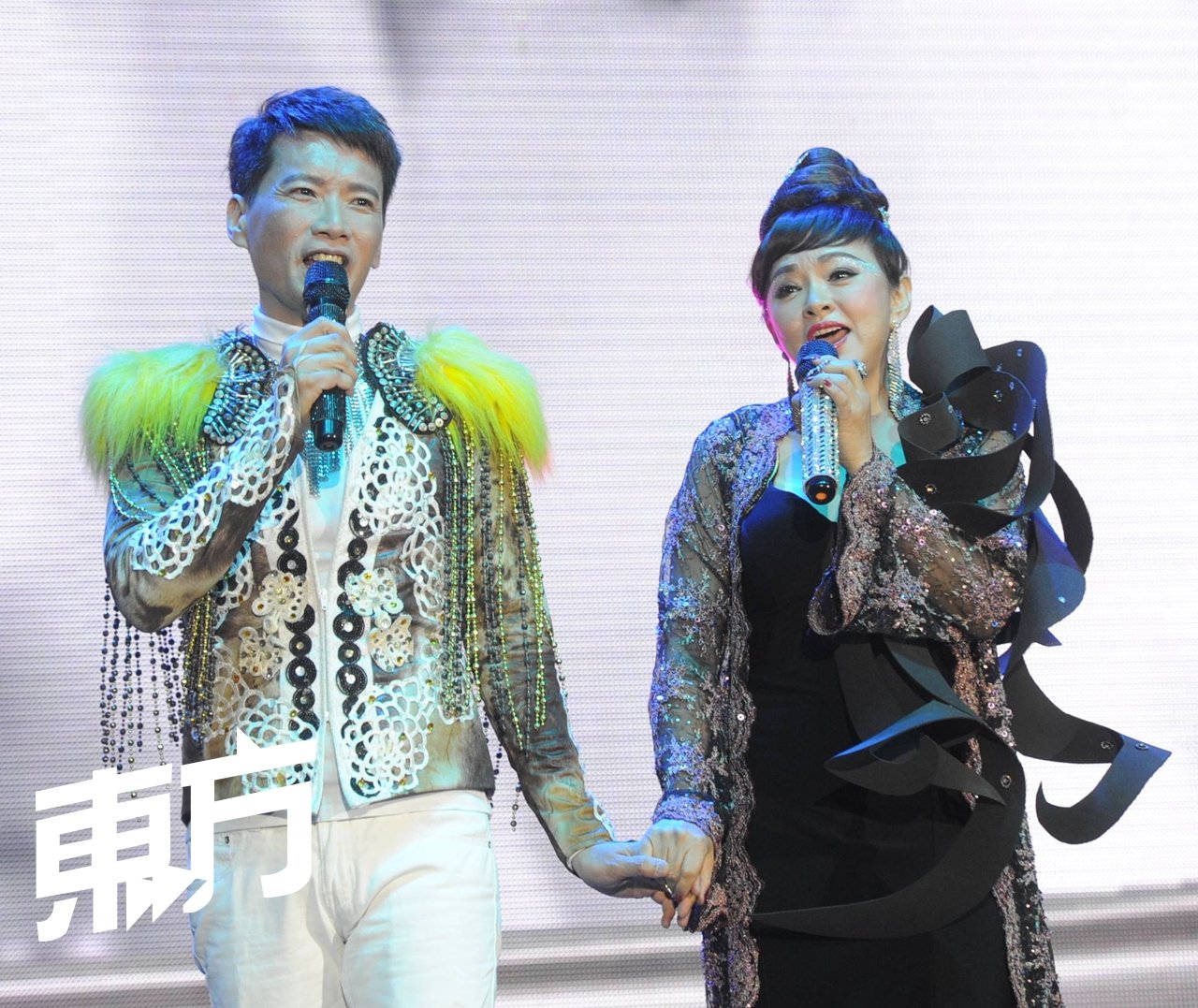 罗志聪（ 左起）和黄凤凤都是本地歌坛大哥大姐，可是见到黄清元、潘秀琼等前辈，也秒变小粉丝。