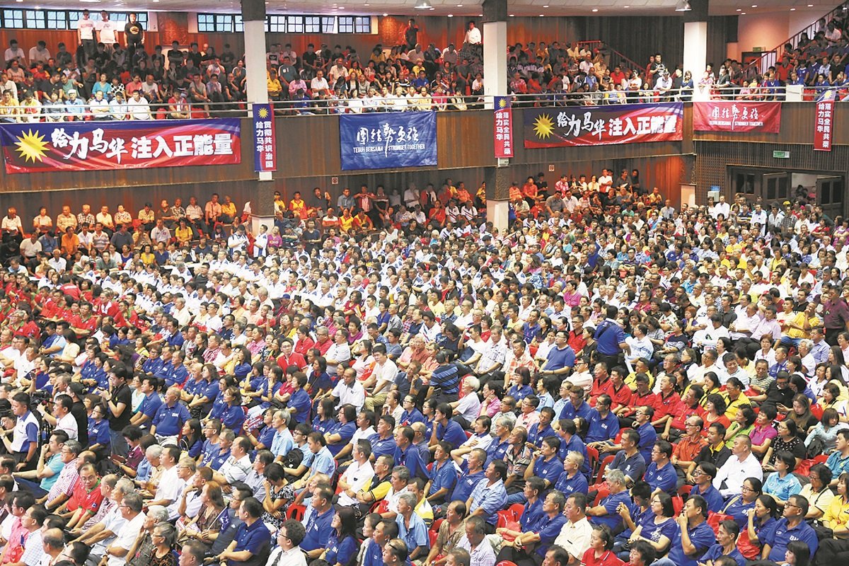 5000人挤爆柔佛再也综合礼堂，参与“给力马华，强化柔佛团队”集会，为即将来临的大选 强力造势。 （摄影：刘维杰）