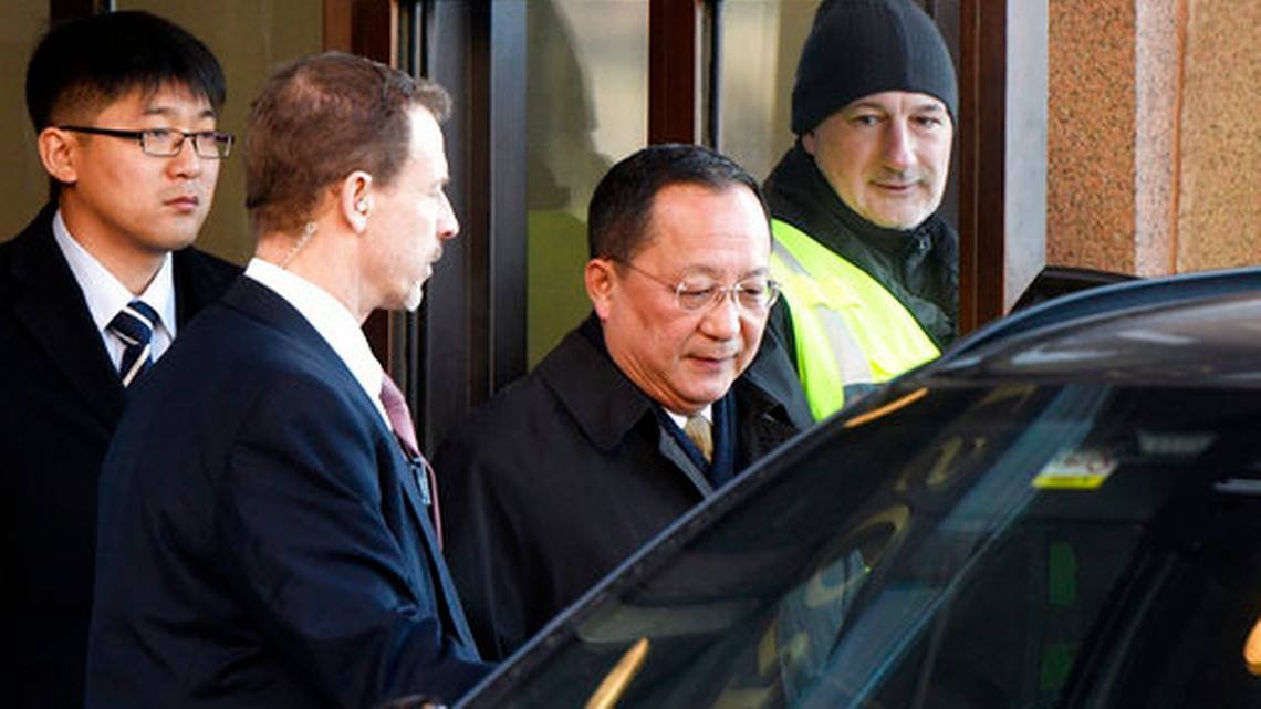 朝鲜外交部长李勇浩（右2）