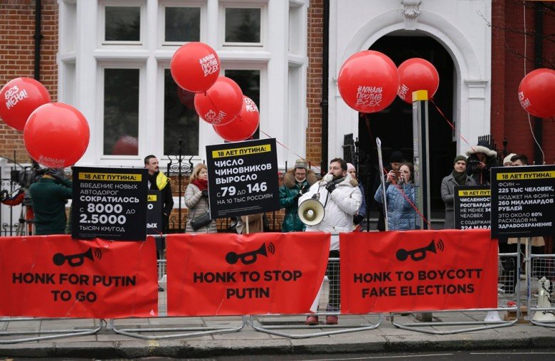 俄罗斯驻英大使馆外有示威者抗议普京。（美联社图片）