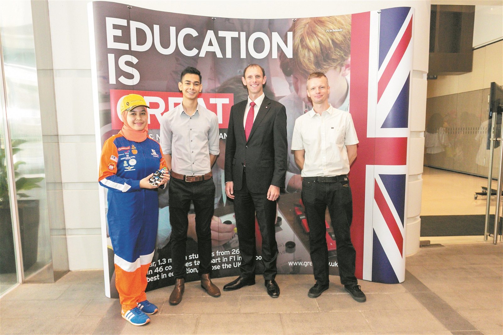 Youth Made Malaysia发起人雷恩（右）希望孩子们在接触设计与科技后，能懂得设计的用意，用设计解决问题，改变消费者的消费习惯，造就更好的未来。左起为莎阿南9区国中毕业生艾丽莎、花园国际学校学生扎克维、英国驻马领事馆最高副专员保罗。