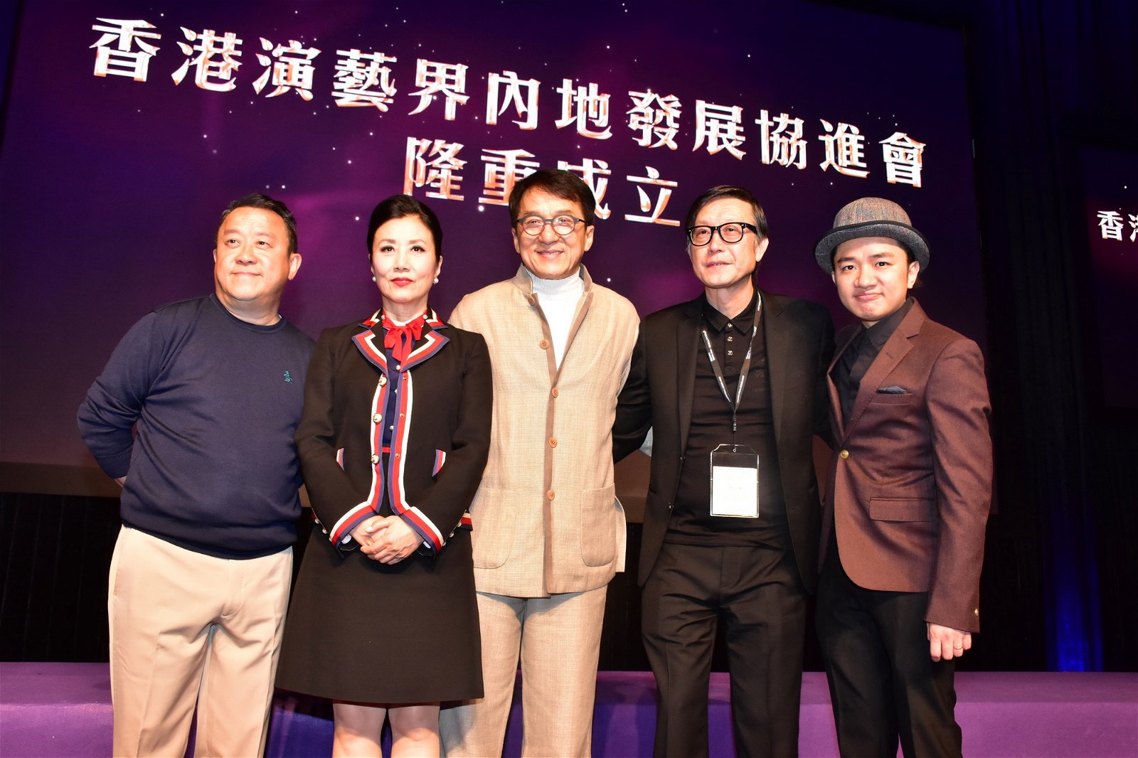 成龙（中）希望内协会能帮助香港艺人在中国艺能界能获更多机会。左起为曾志伟、汪明荃、刘伟强及王祖蓝。