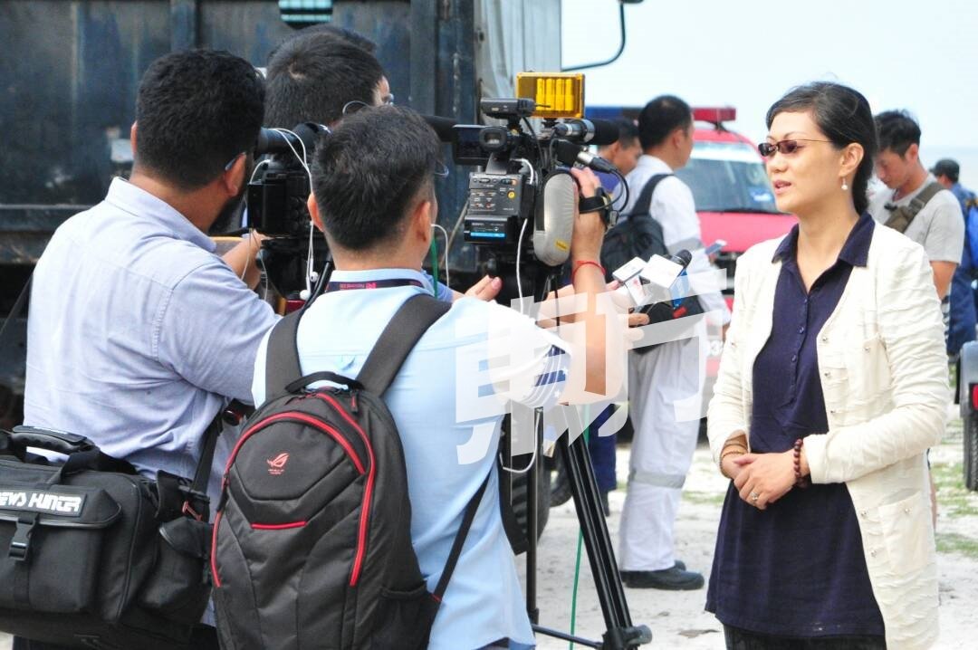 中国大使馆领事参赞刘东源接受媒体采访时，感谢大马各单位在翻船事件上给于的援助。（摄影：杨金森）