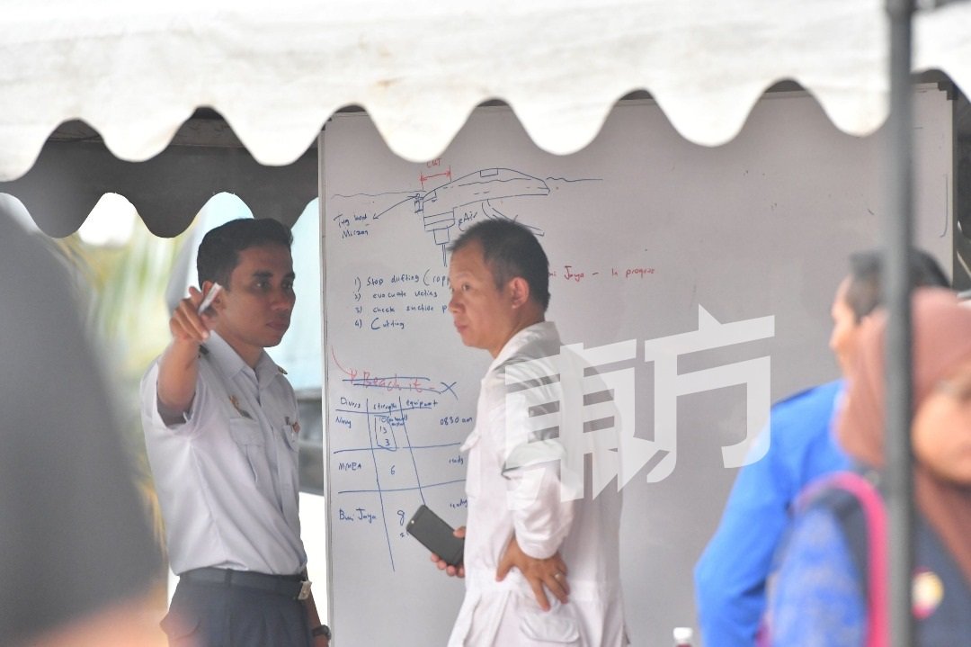 大马海事执法机构峇株巴辖区执法主任祖卡乃（左）解说挖砂船翻覆事件的最新进展。（摄影：杨金森）