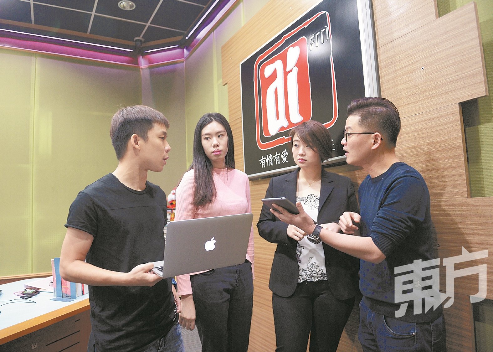 黄颖欣（左3）认为，若传统媒体要说服读者付费订阅电子报，一定得捍卫新闻真实性。左起为谢劲程、王文蔚及苏进川。（摄影：陈启新）