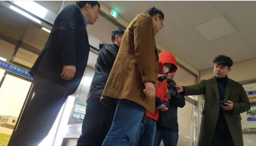 韩国李姓清道夫（红衣）杀害同事后，假冒身份与同事女儿联系近一年。