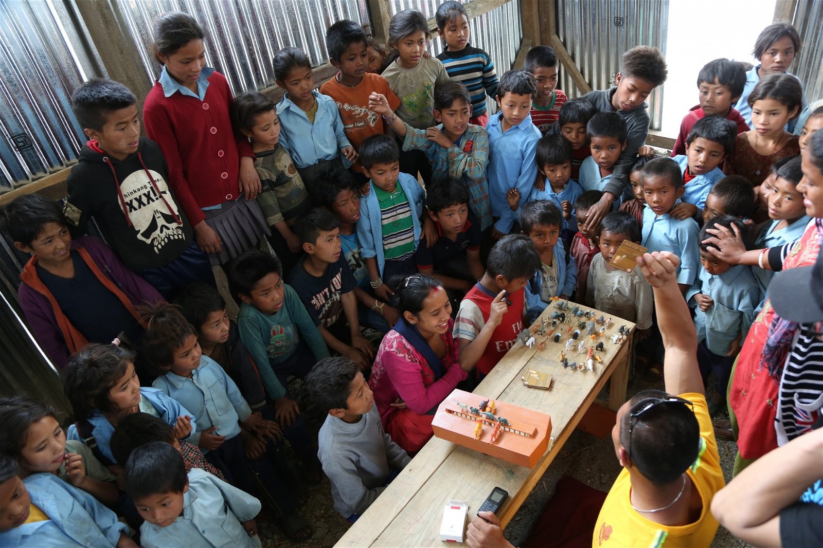 《热血巴士》传爱到尼泊尔偏远学校，帮助当地孩子震后重建。