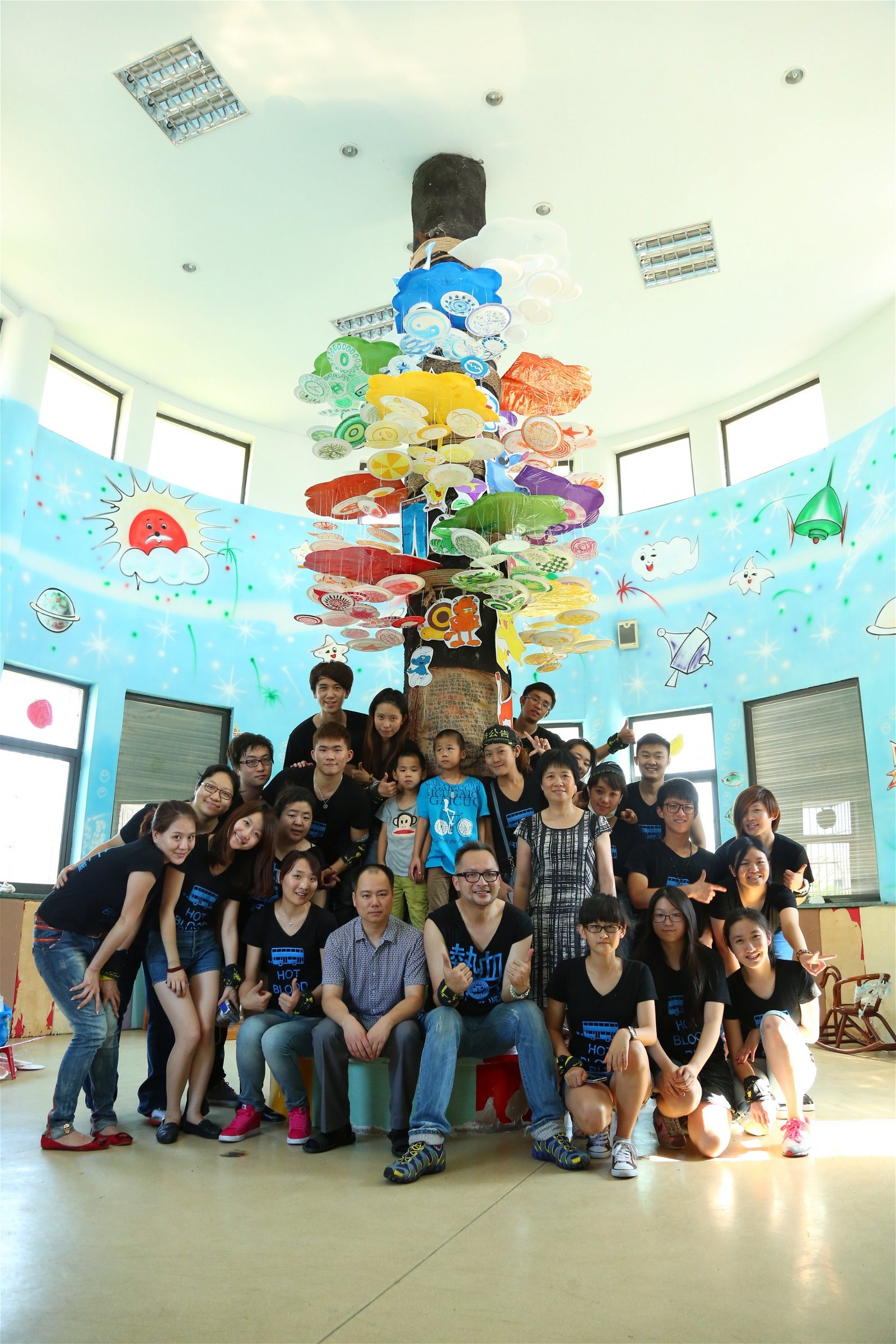 Jason于2013年开始《热血巴士》，聚集马来西亚、台湾、香港、澳门、中国等地的年轻人，以快闪慈善的形式下乡传爱，带领年轻人服务社会。