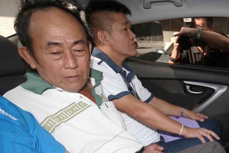 被告萧南盛（左，译音)匿藏在槟城38年，4天前被大马警方逮捕，被引渡回新加坡。被告周一上午在新加坡国家法院，面对非法持有枪械罪名。