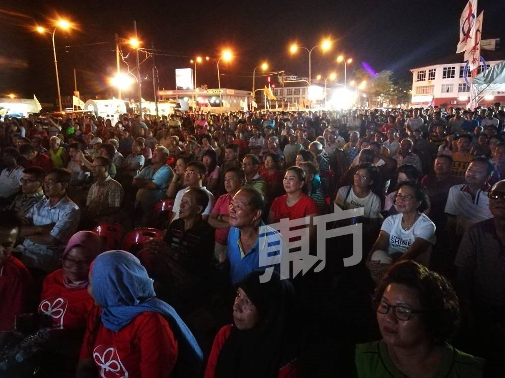 上千名群众周二晚踊跃出席峇眼竞选中心的推介礼，并聆听政治讲座。（摄影：廖丽宁）