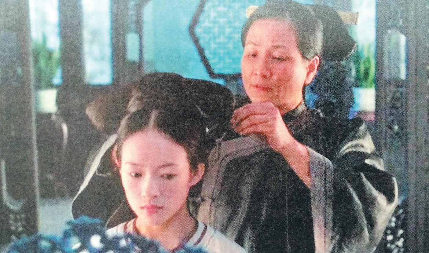 郑佩佩离婚以后复出拍戏，在接拍周星驰的《唐伯虎点秋香》之后，1999年参演了李安导演的《卧虎藏龙》，摘下香港电影金像奖最佳女配角，并引领她打入国际影坛。
