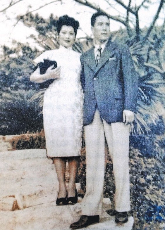 郑佩佩的父亲和母亲。她的父亲姓蒋，在新中国成立之初，难逃被清算的命运，被下放劳改，母亲先后带著4个子女到香港投靠哥哥。