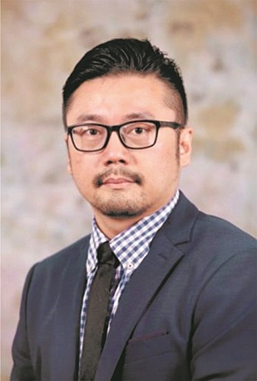 洪仁杰是精神科专科医生，也是博特拉大学医学系兼联合健康科学资深讲师及马来西亚精神专科协会（简称MPA）委员会成员。