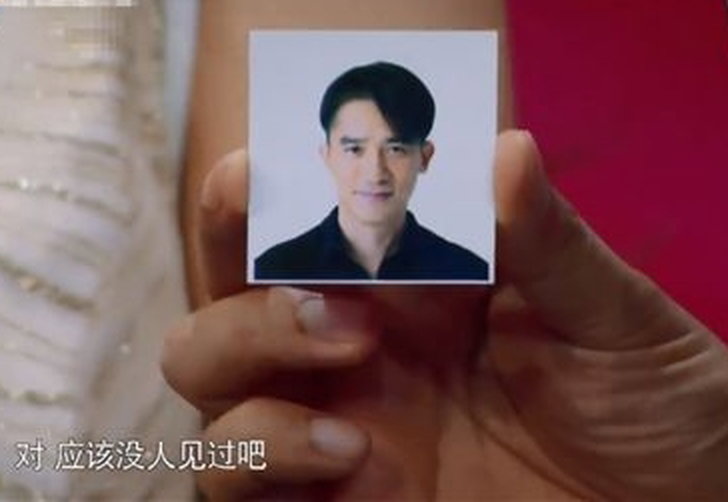 刘嘉玲曾在节目中大方展示梁朝伟的清秀证件照。