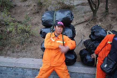 过去也曾有媒体报导长城清洁工人背垃圾下山的事件。