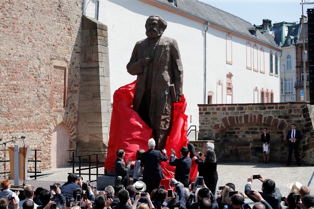 周六是德国哲学家马克思诞辰200周年，一座高4.4公尺、由中国捐赠的马克思青铜雕像，在德国特里尔市揭幕。