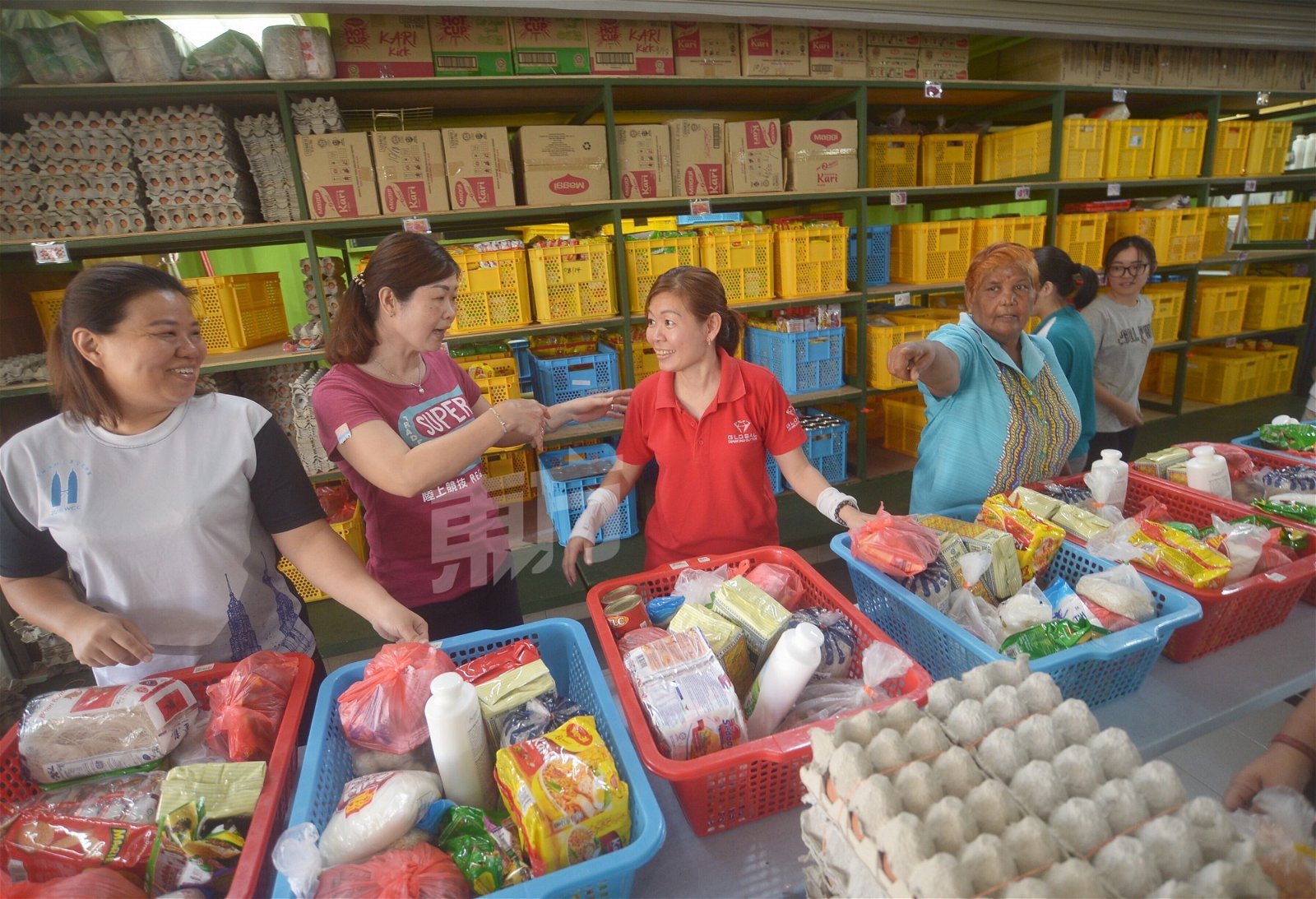 爱心慈善摇篮每月送出物资和食品给166户有需要的家庭，每月需要派出的米高达200包。