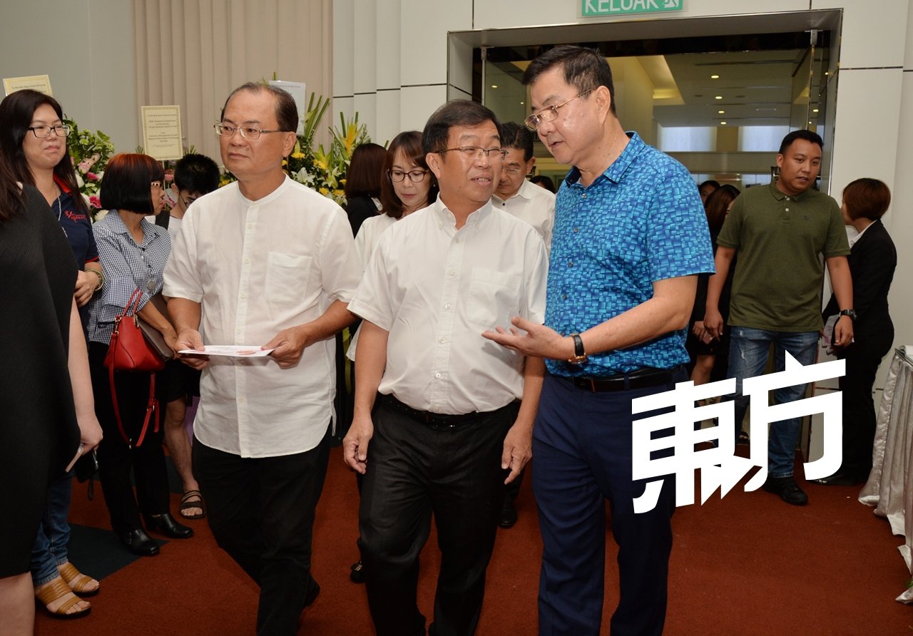 民主行动党刘天球（左起）、民主行动党全国主席陈国伟及富贵集团创办人兼董事经理邝汉光来到黎明姨灵堂吊唁。