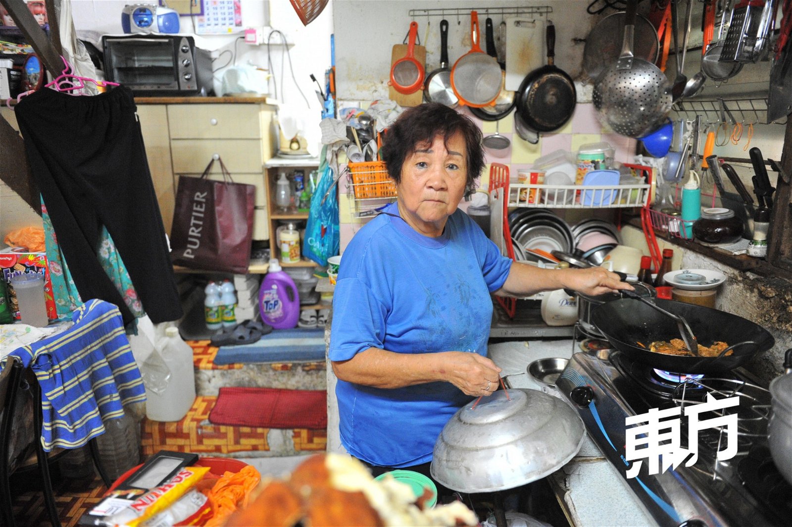 张清妹每月领取福利部和教会给予的津贴过活，最起码，吃喝不成问题。