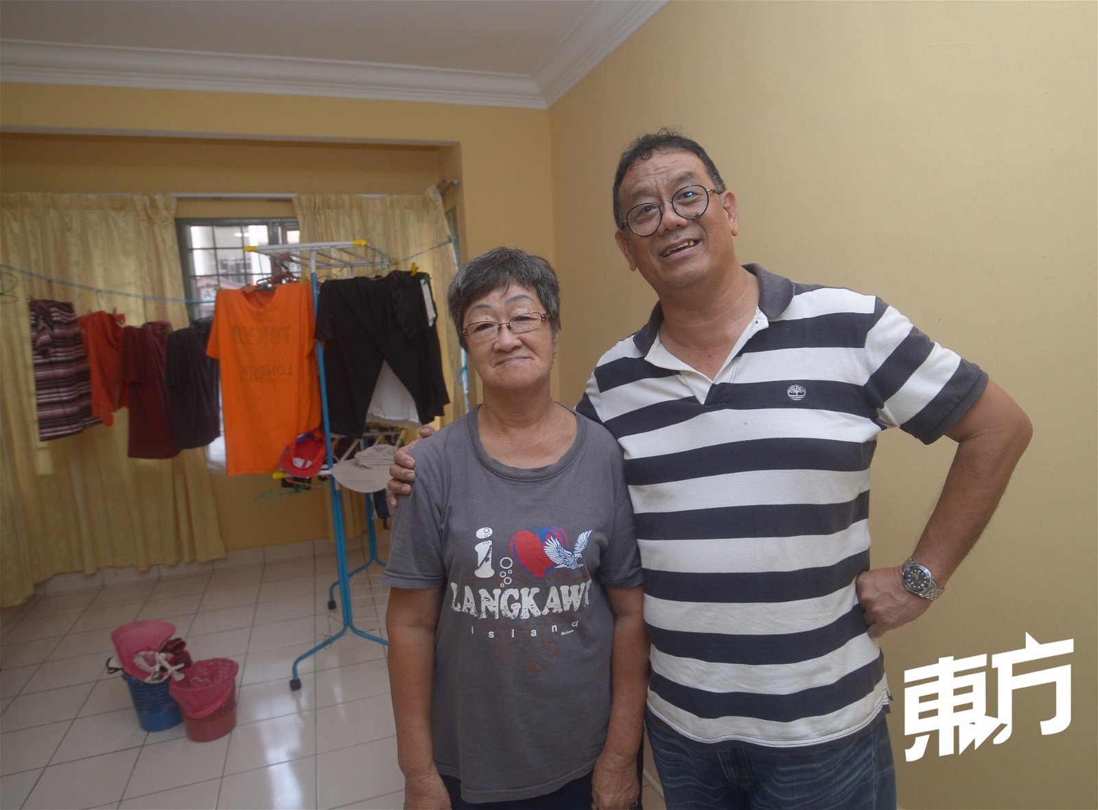 恩惠老人之家的院长张胡坤（右）称赞孙（月亚）镅是一个智慧老人，因为她即便独居也把生活上的琐事打理得井井有条。