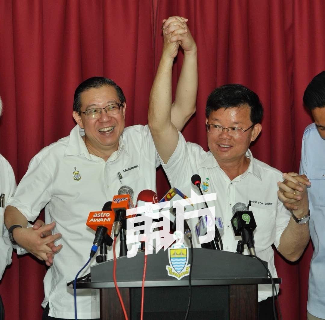 林冠英（左起）举起曹观友的手，向大家介绍这名新任槟州首长。