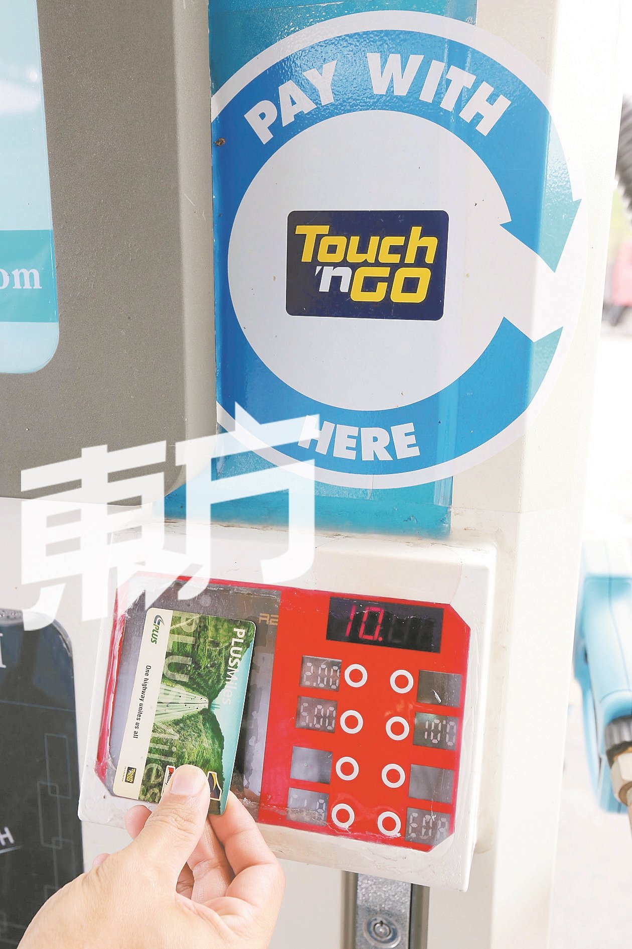 顾客使用一触即通卡，就可以弹性使用自助洗车店的5大功能。（摄影：刘维杰）