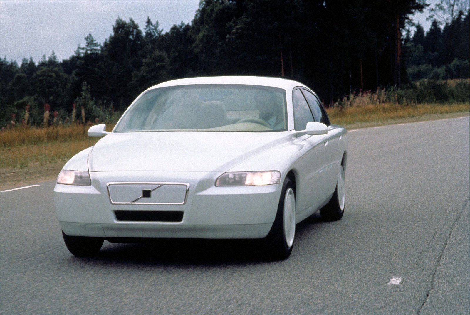 彼得赫博利在1992年开始领军设计ECC概念车，富豪车有了鲜明的腰线、曲面及圆润的前脸，正式挥别了“方盒子”车身时代。