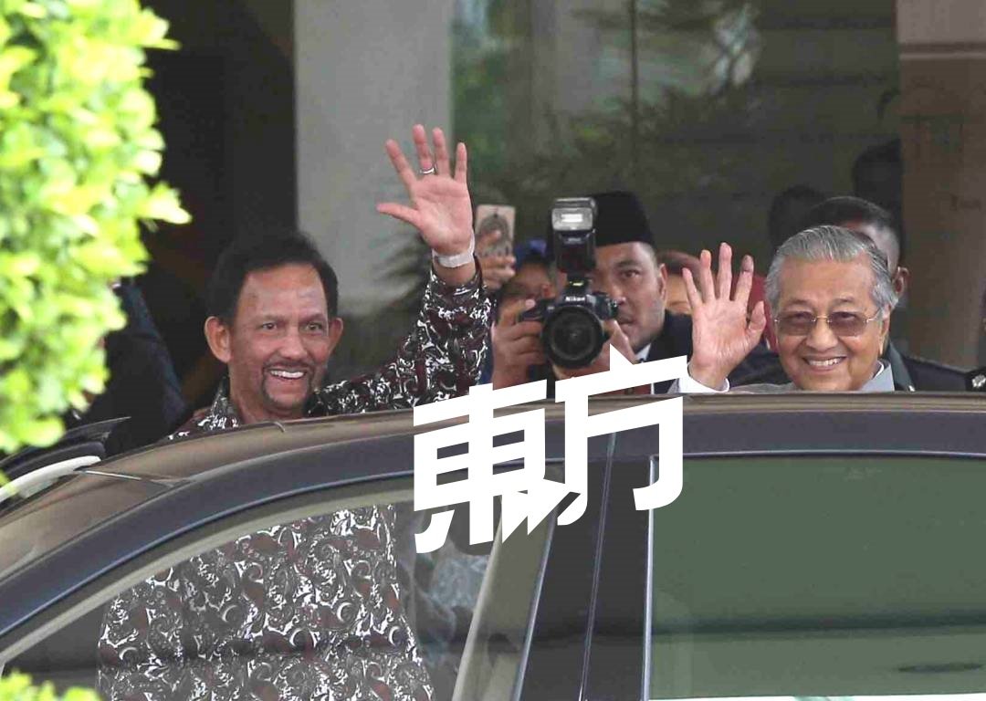 汶莱苏丹博尔基亚（左）抵达，马哈迪在办公室门口亲自迎接，并向媒体挥手打招呼。（摄影：邱继贤）