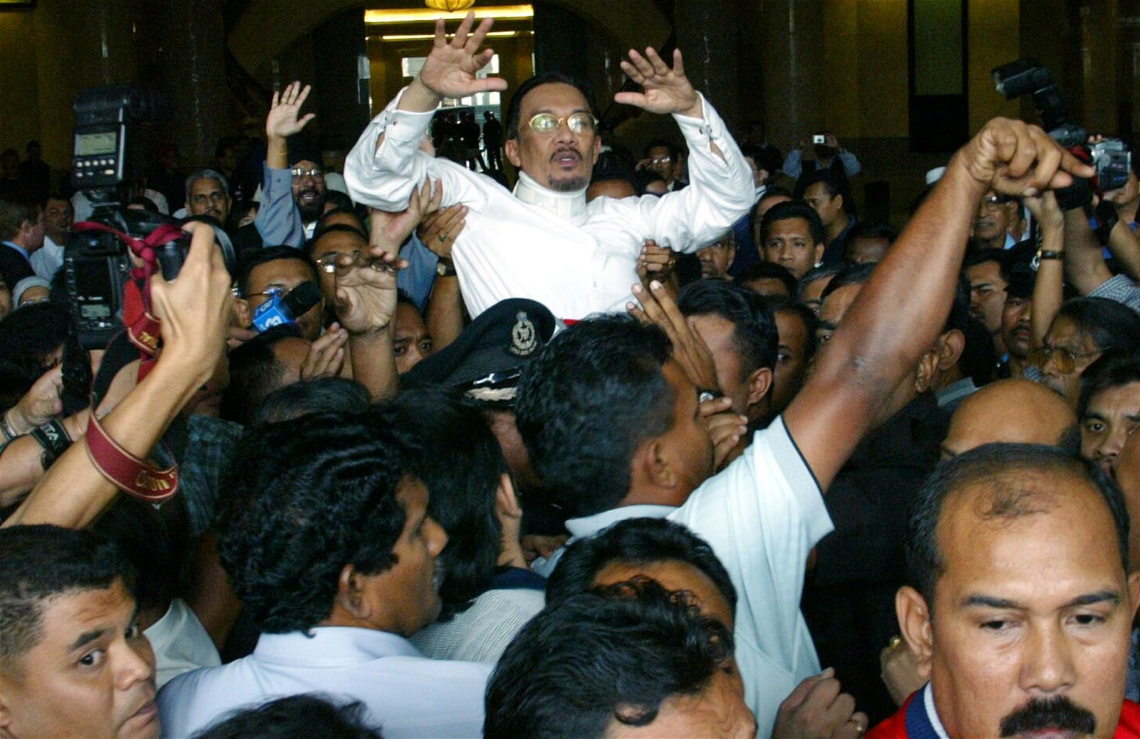 2004年9月2日：安华肛交案上诉得直，加上渎职罪刑期已满，安华无罪释放，但因渎职罪维持，出狱后的5年内不能参加选举。