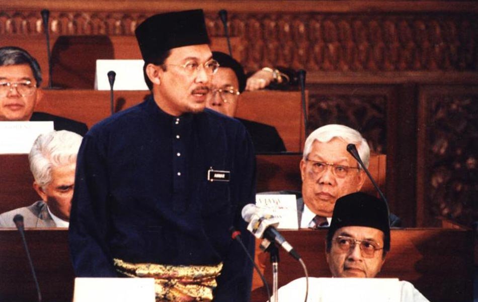 1991年安华受委财政部长。