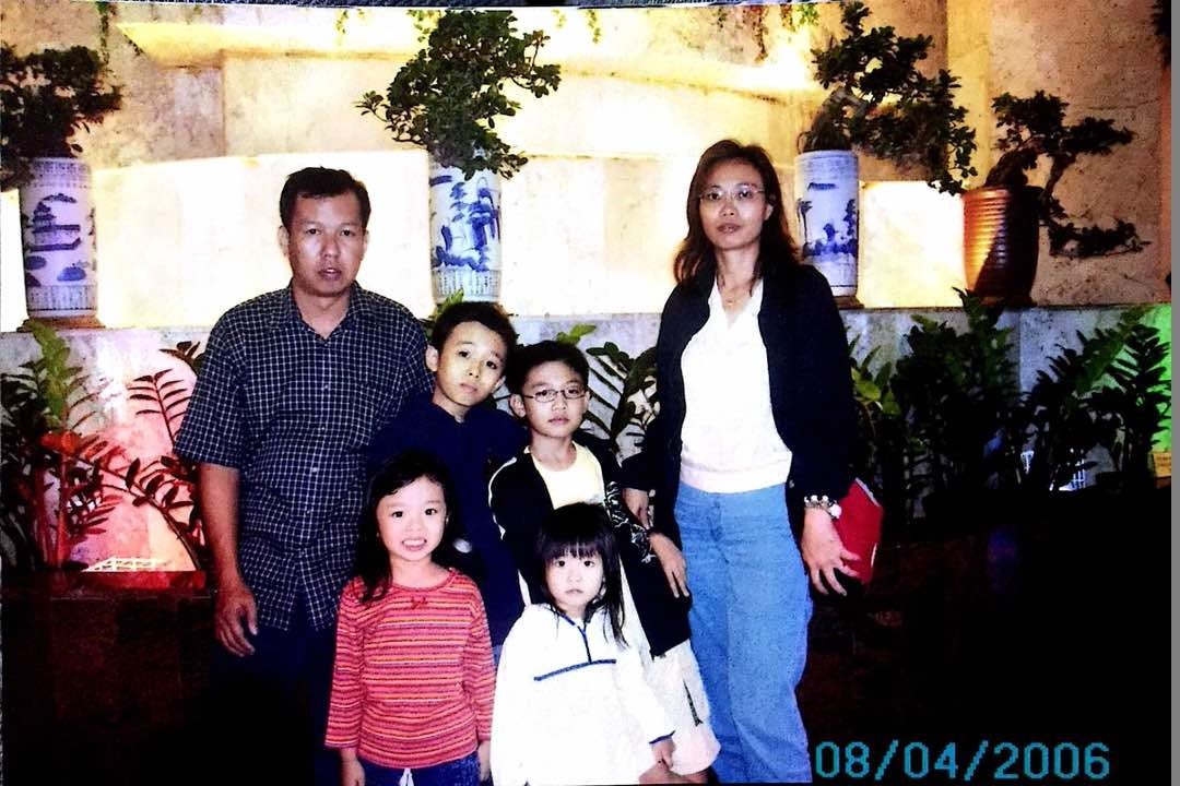 颜碧贞（右）早年与前夫及孩子们一同出外游玩时的合照。