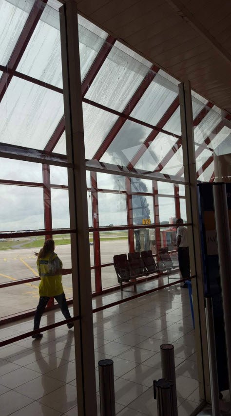 哈瓦那机场可看见坠机地点冒出浓烟。