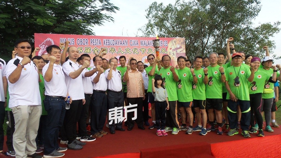 阿德里（左7）与马六甲三宝山跑跑会及槟州华人大会堂成员合影。（摄影：黄毓萍）