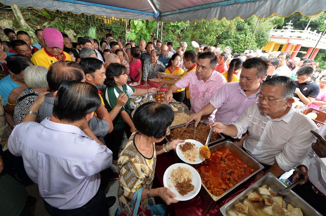 为答谢选民，周世扬（右起）、吴金财及陆兆福也准备了自由餐让选民同欢共乐。