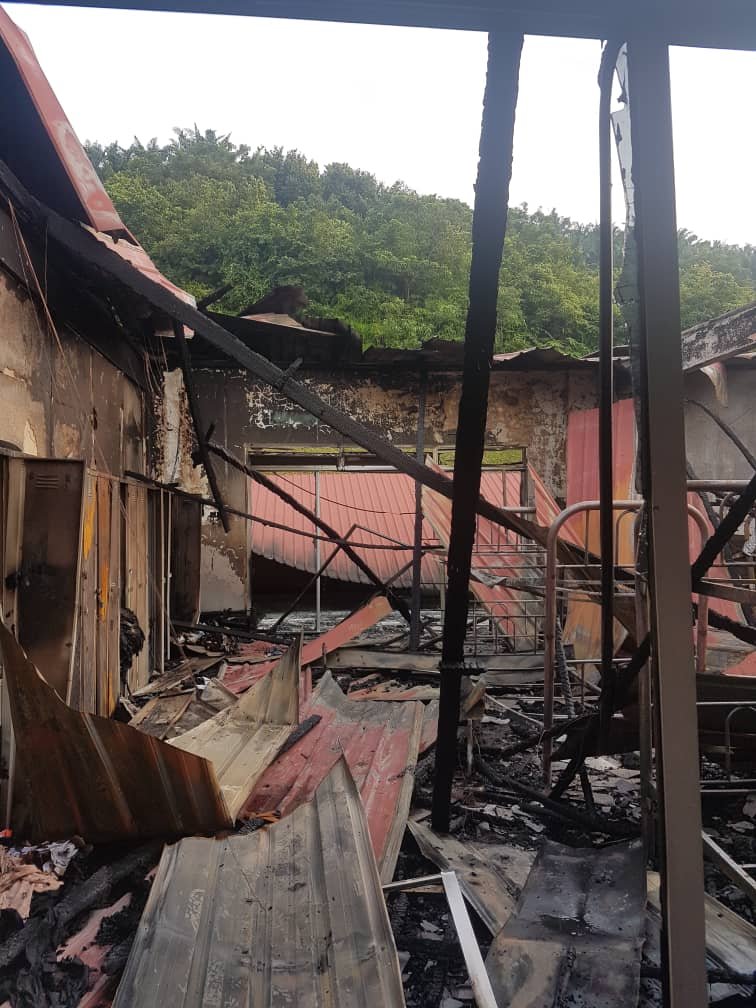 大火将宗教高中的2东宿舍严重烧毁，焚损程度达90%，宿舍几乎变成废墟！