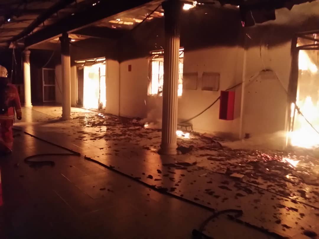 As Sofa伊斯兰高中凌晨1时58分发生火患，2栋宿舍内的85名学生全被及时疏散，没人受伤。