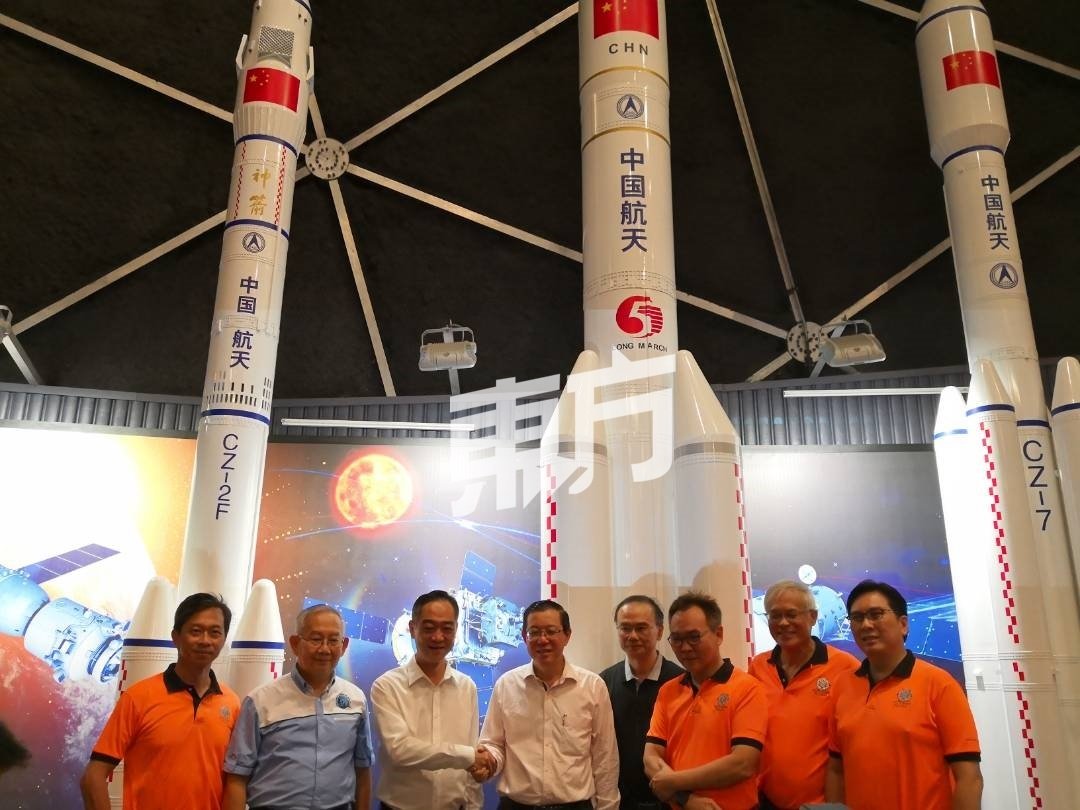 吴骏（左3起）及林冠英等人，见证中国科学技术馆赠送给槟州圆顶科技馆的火箭模型。