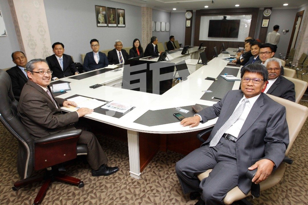 霹州财政司拿督嘉萨里（左）向新上任的行政议员讲解霹州秘书署目前的情况。（摄影：李家俊）