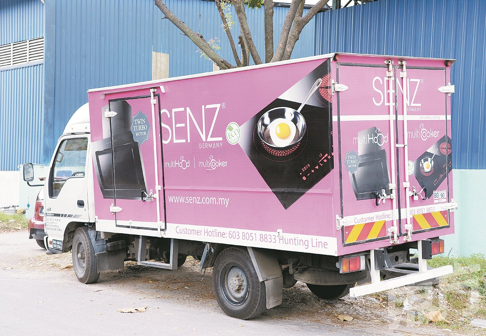 成立于2009年的大马时尚电炉品牌“SENZ”已迈入第9个年头，目前在马来西亚都有代理商，希望未来可将业务扩展至东南亚国家。图为该公司专属送货罗里。（摄影：陈启新）