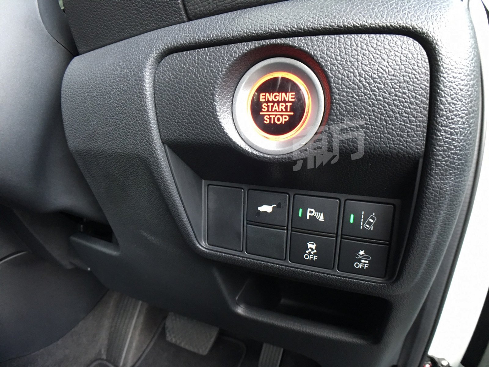 方向盘右下方设有车道偏离警示功能按钮、电动尾门开启按钮。