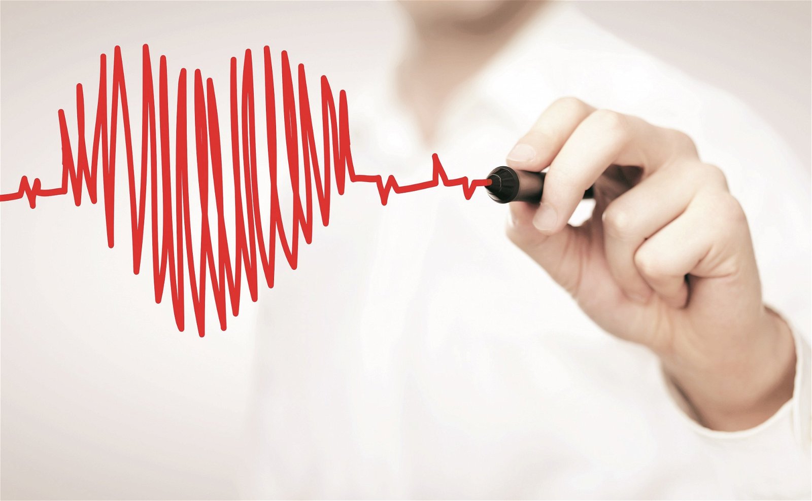 心脏衰竭是一种导致身体虚弱的致命性潜在疾病。这种疾病是由于心脏肌肉变得衰弱，导致心脏无法把足够的血液输送到身体各个器官而引起的。