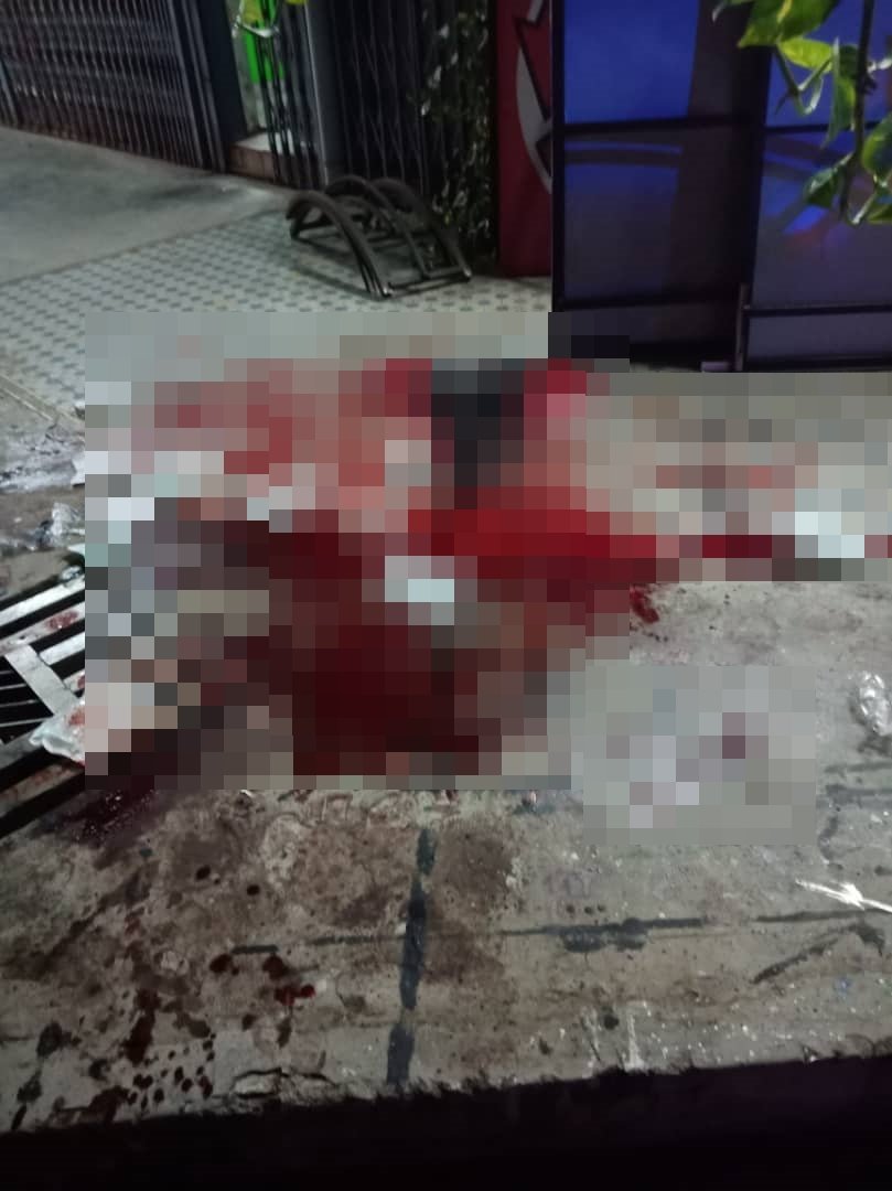 华裔推销员身上多处被砍伤，伤重倒卧在地，现场血迹斑斑。