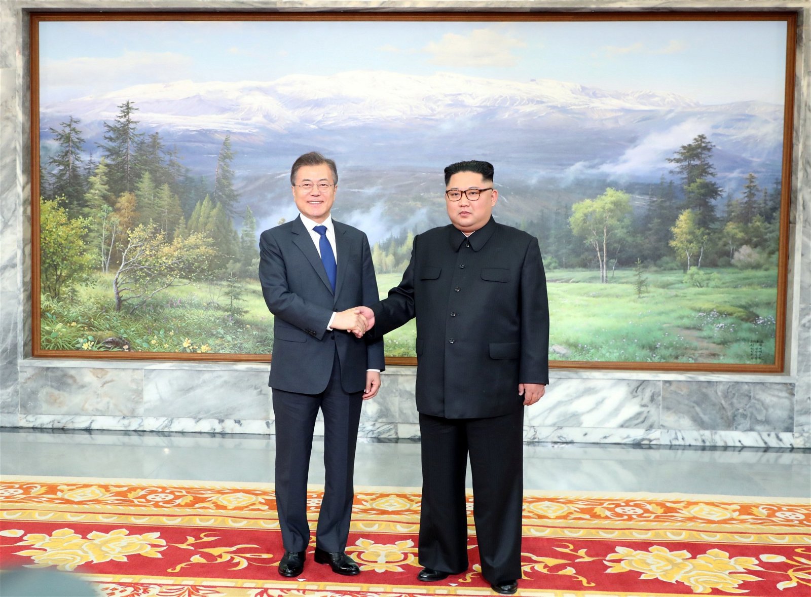 韩国总统文在寅（左）周六在韩朝边境板门店，会晤朝鲜最高领导人金正恩。这是文在寅就任总统后，第2次同金正恩举行会谈。